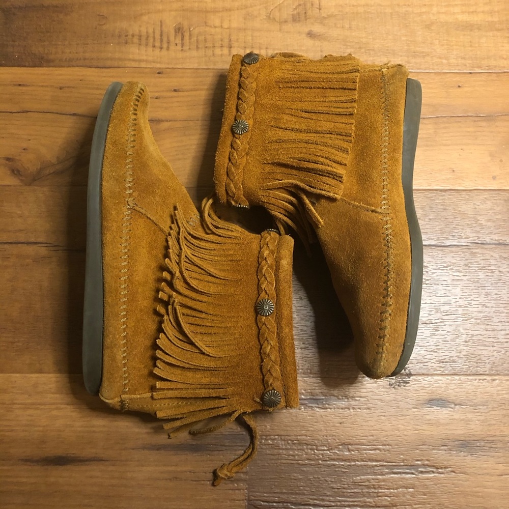 Minnetonka Fringe Back Zip Boots. - Picture 3 of 8